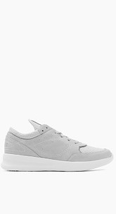 Trend-Sneaker im stylischen Material-Mix