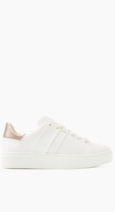 Sneaker mit Lack- und Metallic-Details